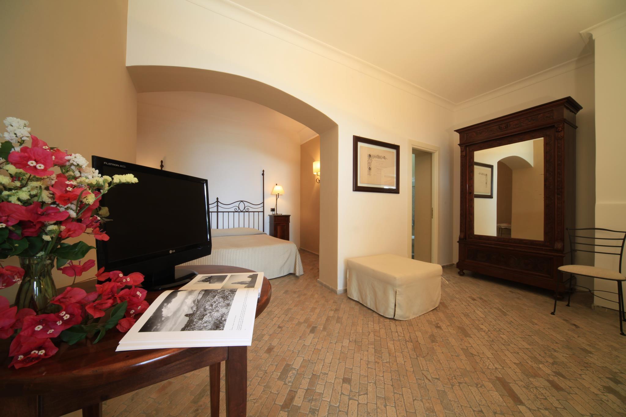 ROOM, TRIPLE, GARDEN VIEW