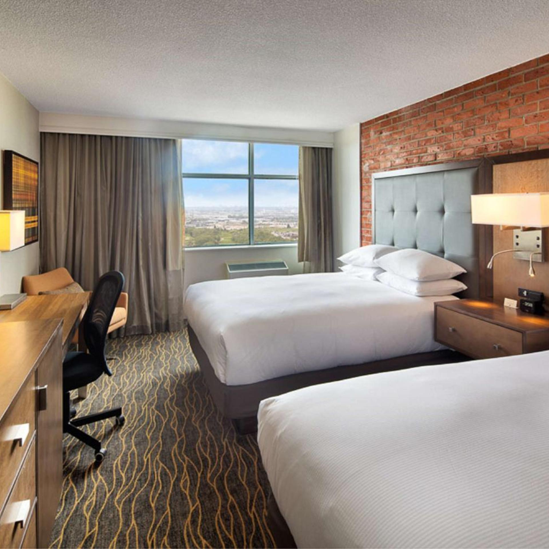 Room, King Bed, 2 Queen Beds, Airport View