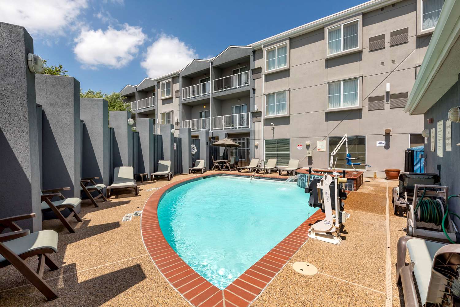 Comfort Suites DFW Airport 16/16