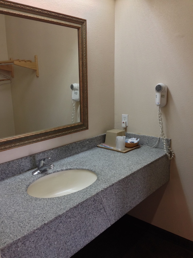 Camelot Inn &amp; Suites Highway 290/NW Freeway 34/36