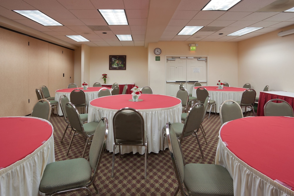 Holiday Inn Express Hotel & Suites Tracy 60/77