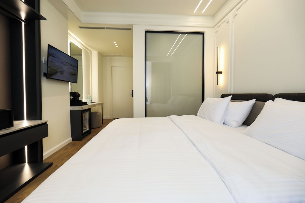Hotel Adore 24/60