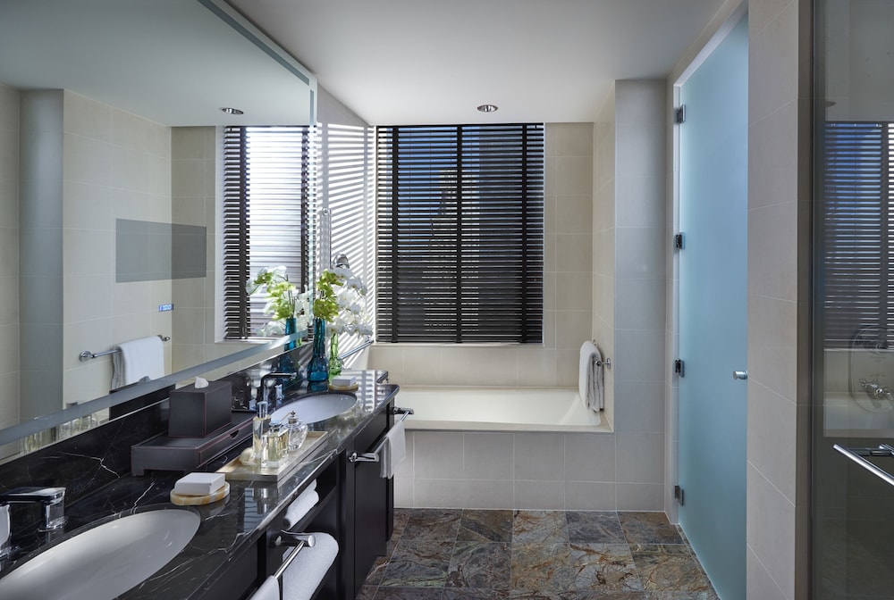 Premier, Suite, King Bed, Central Park View, Park View, Mandarin Oriental New York 5/5
