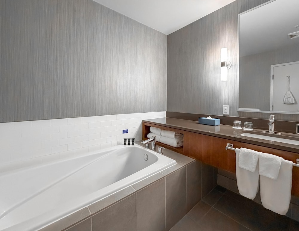 Coast Coal Harbour Hotel 64/64