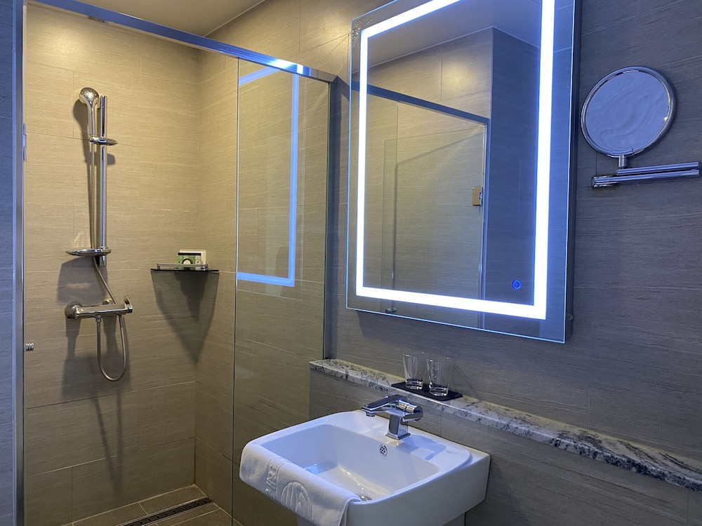 New Donghae Hotel 68/70