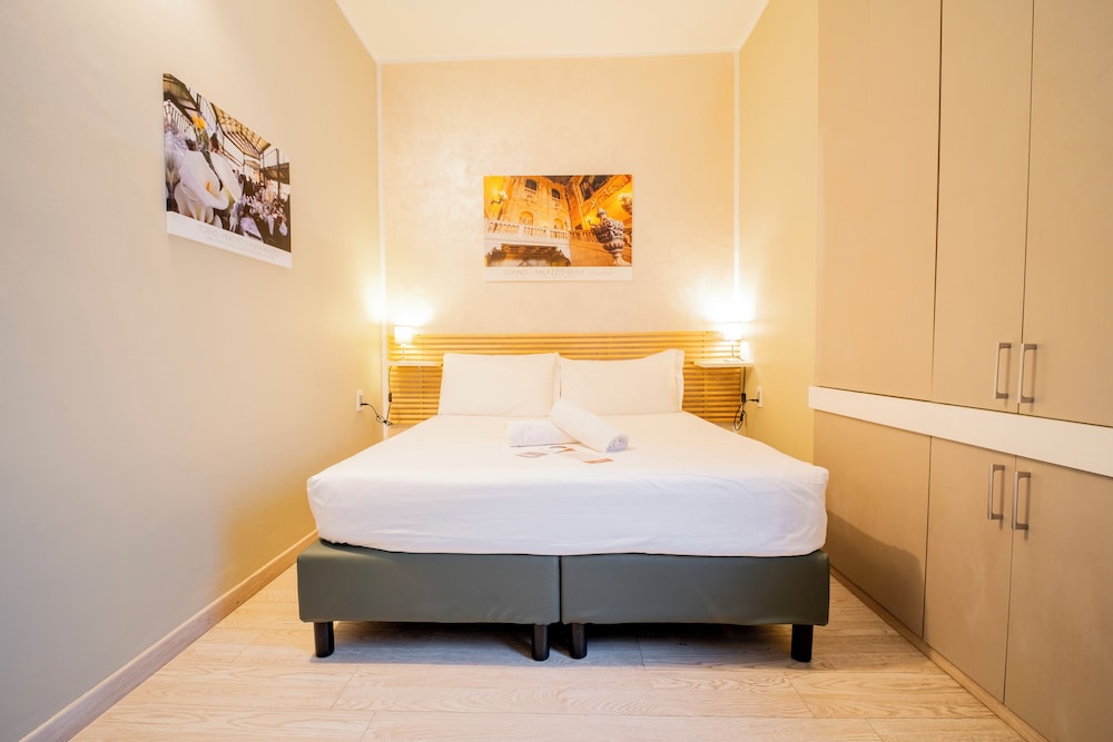 ROOM, DOUBLE OR TWIN BED