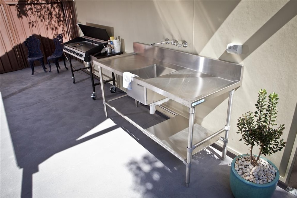 NARELLAN MOTOR INN 46/54