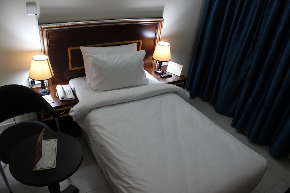 MONTREAL NAIF HOTEL 12/32