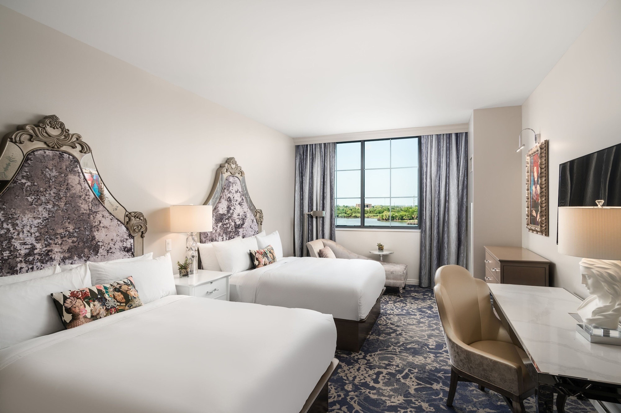 DELUXE, 2 QUEEN BEDS, RIVER VIEW