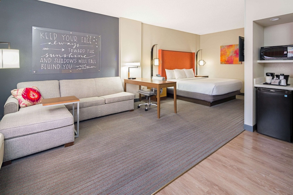 La Quinta Inn & Suites by Wyndham Orange County Airport 34/55
