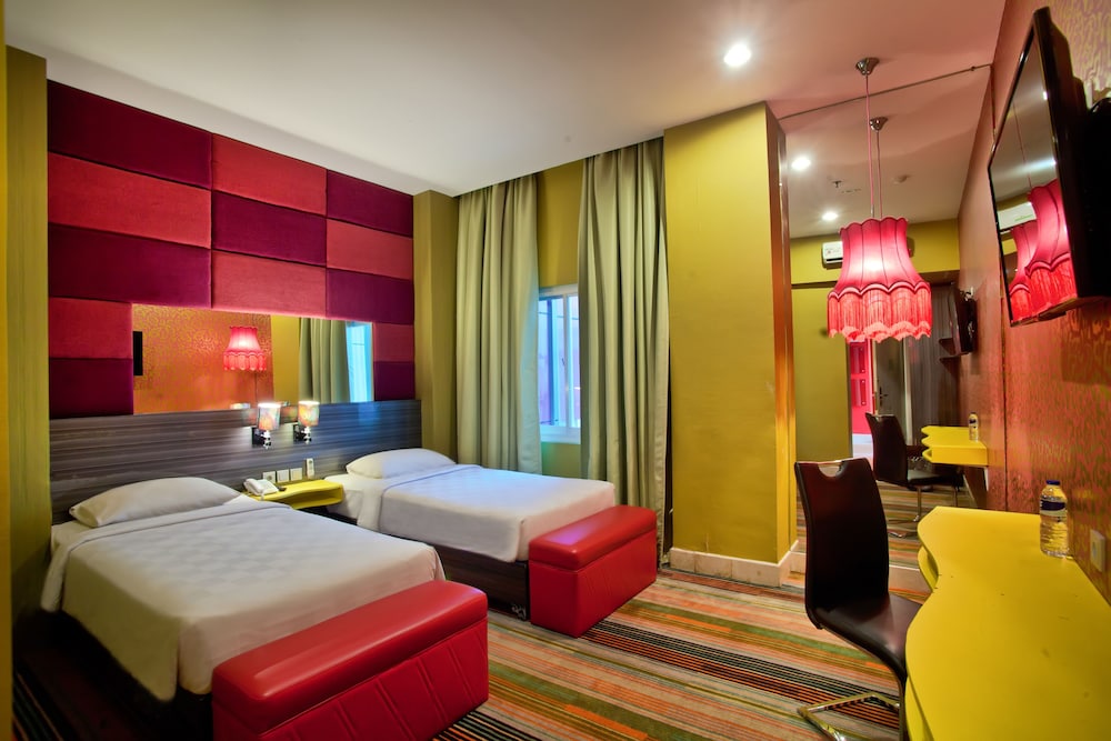 Swiss-Belcourt Makassar 17/36