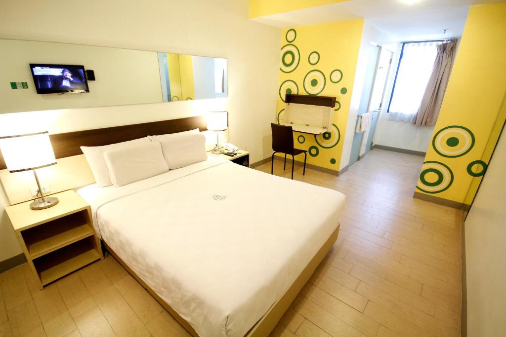 STANDARD, QUEEN BED
