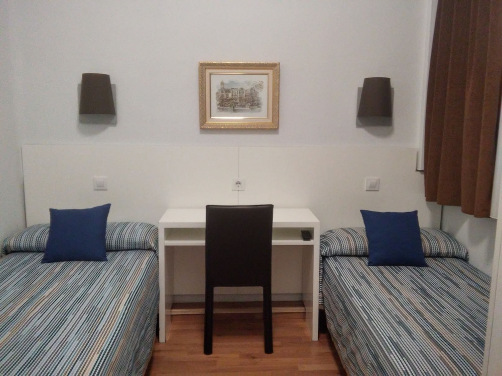 INTERIOR, TWIN BEDS