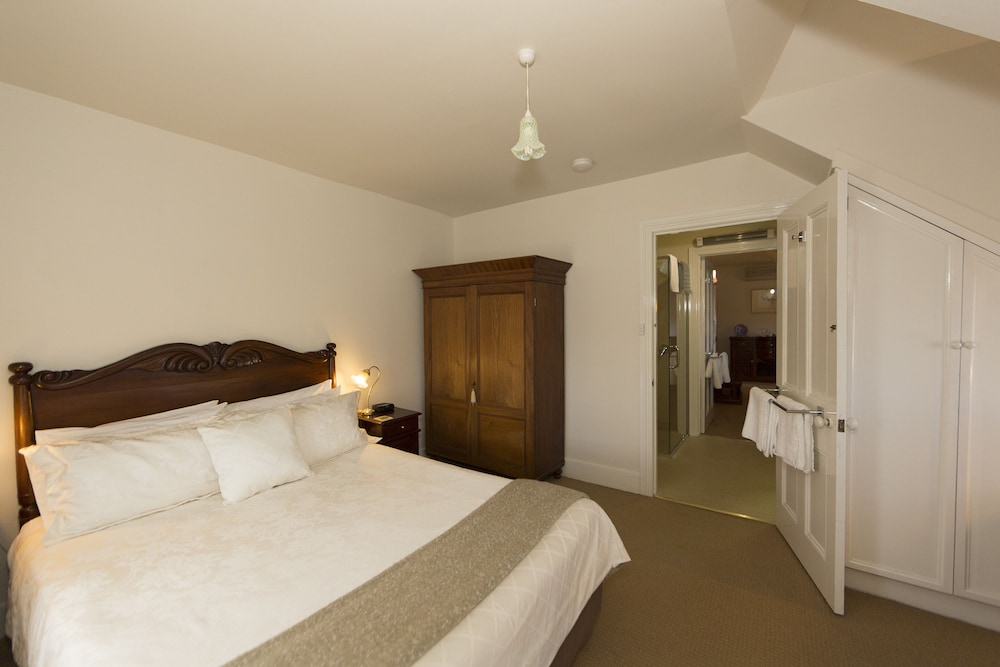 THE RACECOURSE INN 9/50