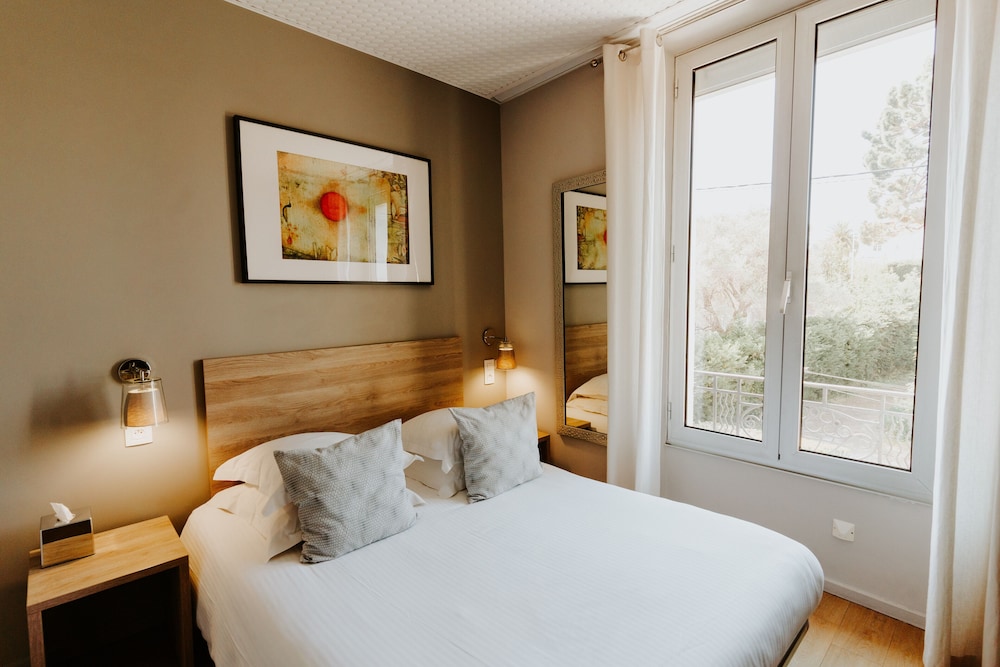 ROOM, SINGLE