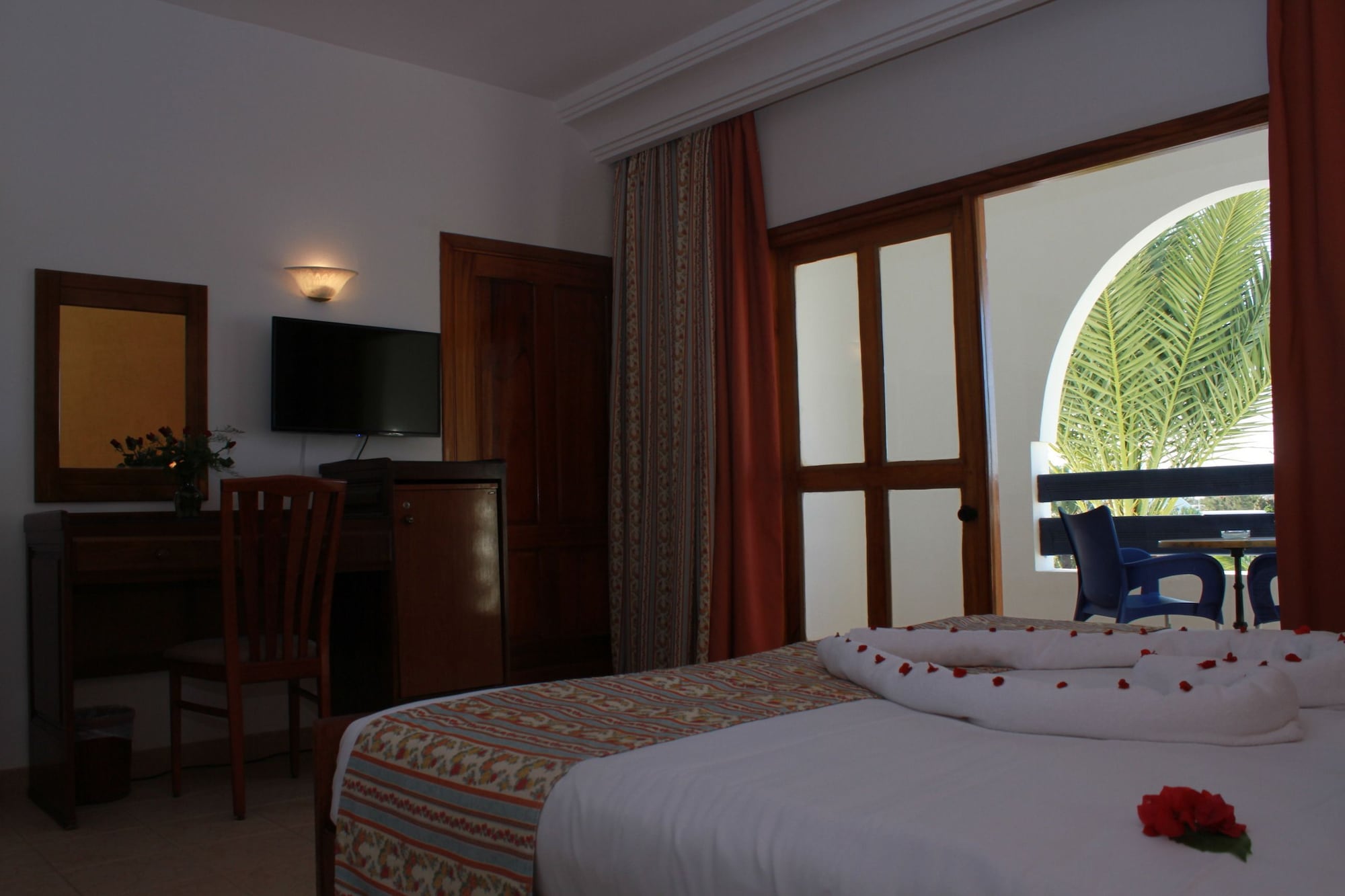 ROOM, DOUBLE BED
