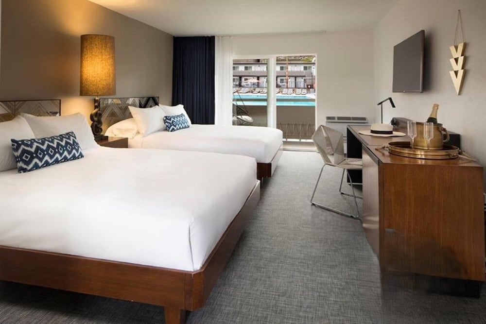 DELUXE, 2 QUEEN BEDS, POOL VIEW