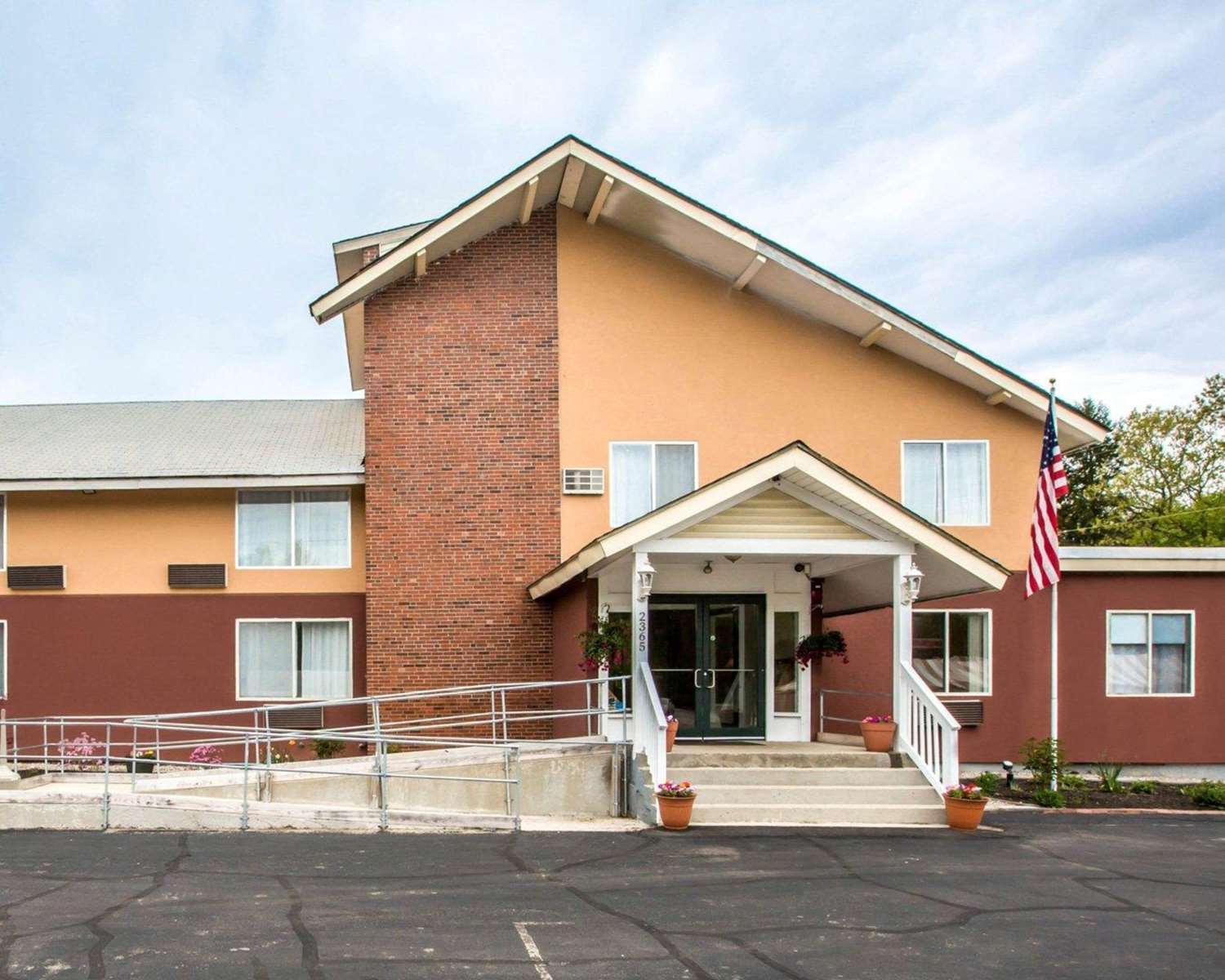 Econo Lodge Lakes Region 2/15