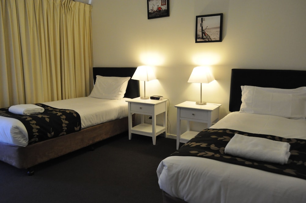 ALBURY BURVALE MOTOR INN 6/47