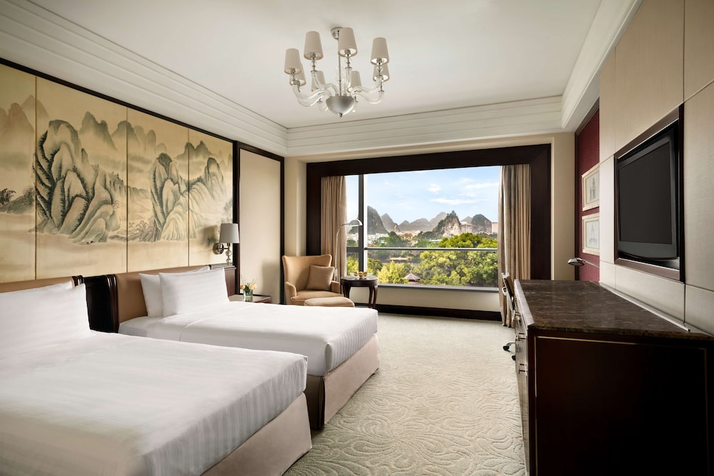 Horizon, Twin Beds, City View