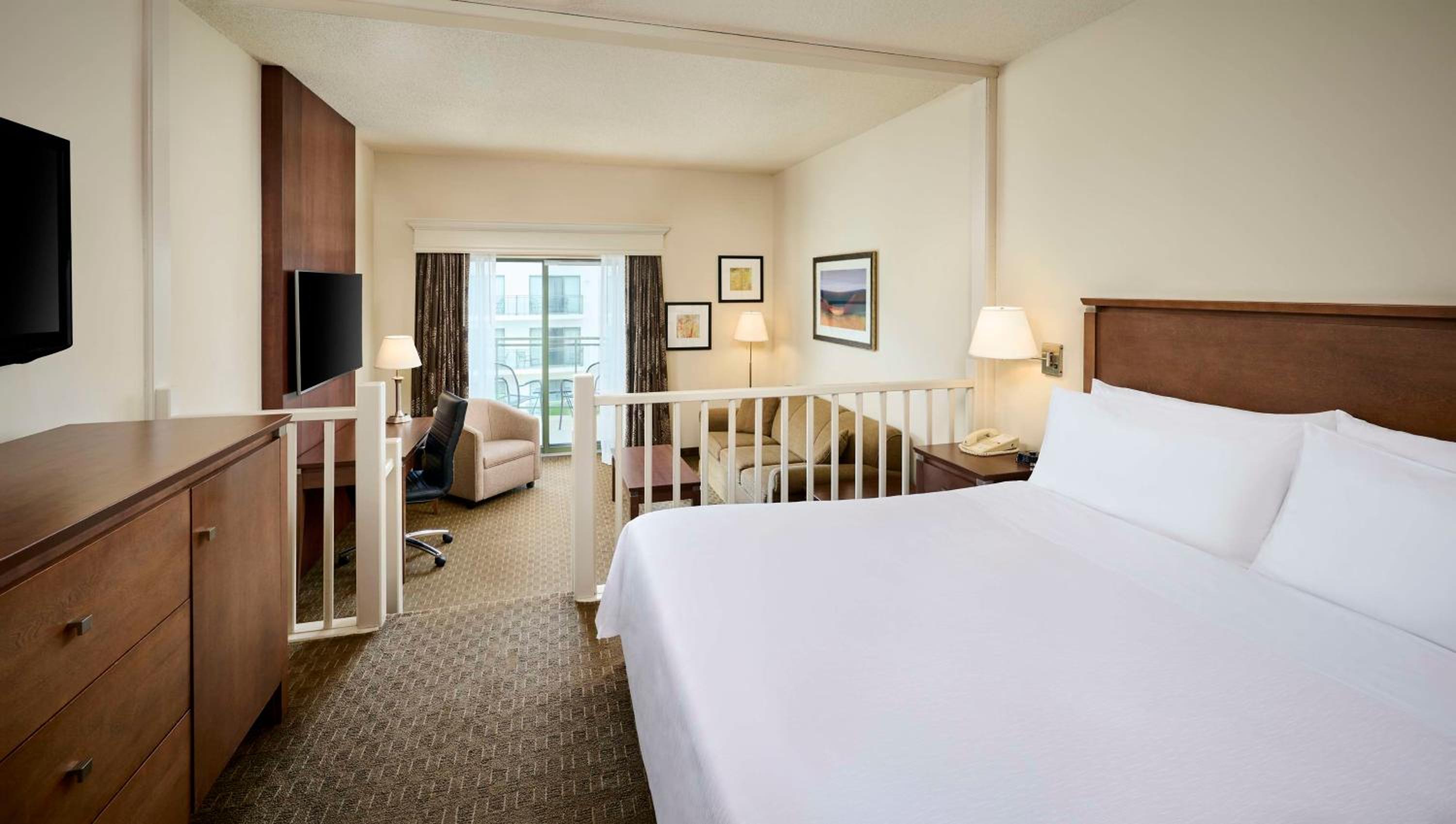 Suite, Queen Bed, Atrium or Patio View, Sofa, Jetted Tub
