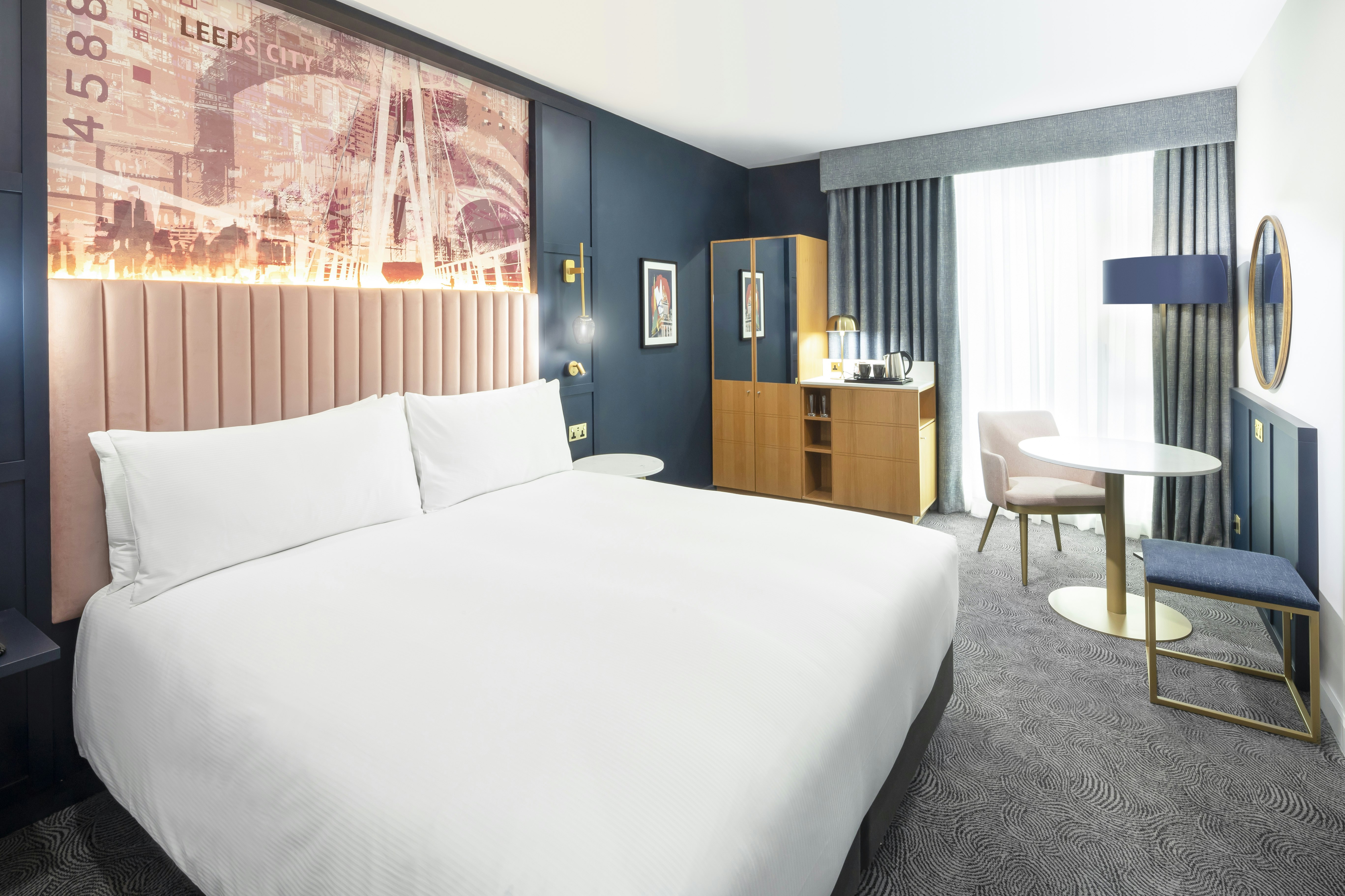 GUEST ROOM, KING BED