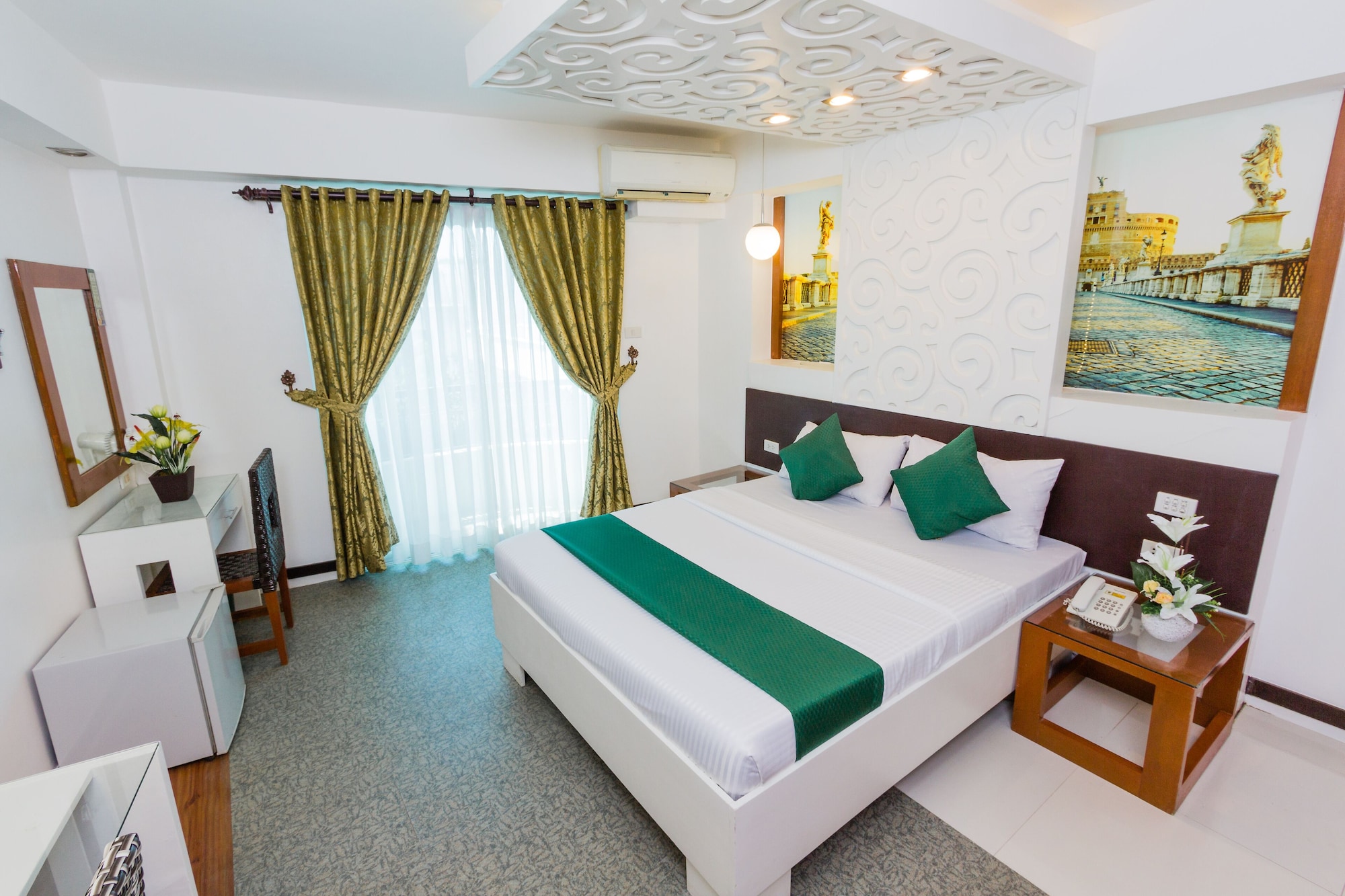 Euro Suite, Queen Bed