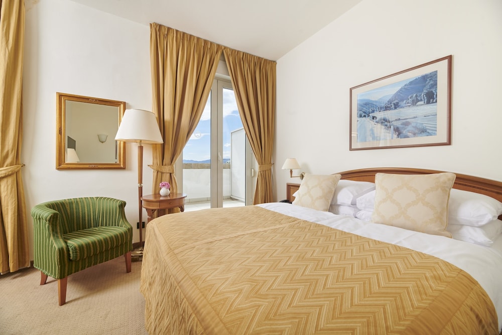 Grand Hotel Bonavia 25/74