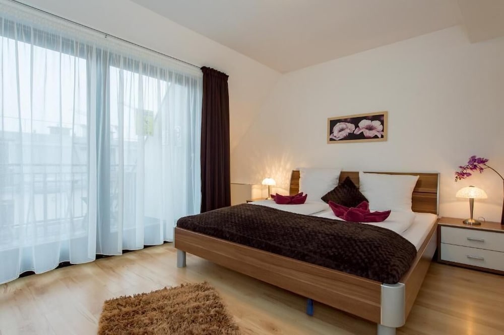 DUPLEX, FAMILY, APARTMENT, 2 QUEEN BEDS, SOFA
