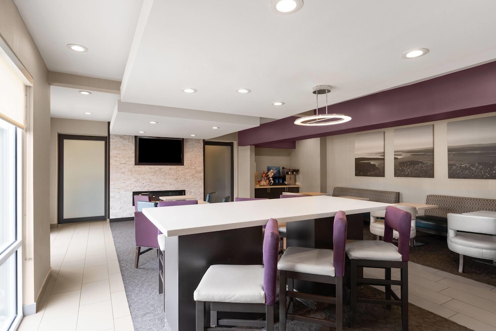 La Quinta Inn & Suites by Wyndham Fayetteville 46/59