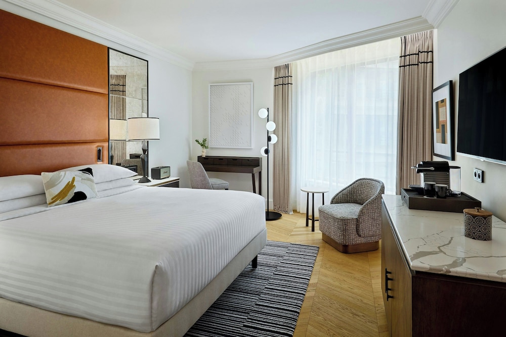 2 Bedrooms, Family Suite, 2 Double Beds, Atrium View