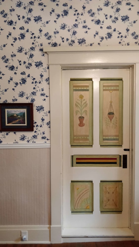 The Lancaster Manor Bed and Breakfast 6/50