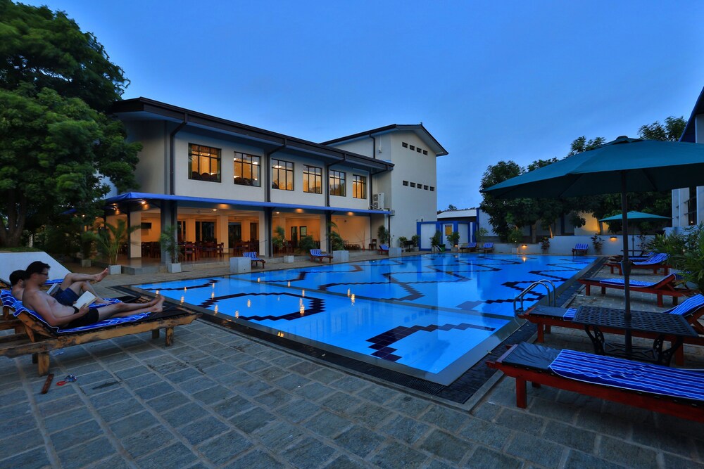 The Blue Wave Hotel 23/50