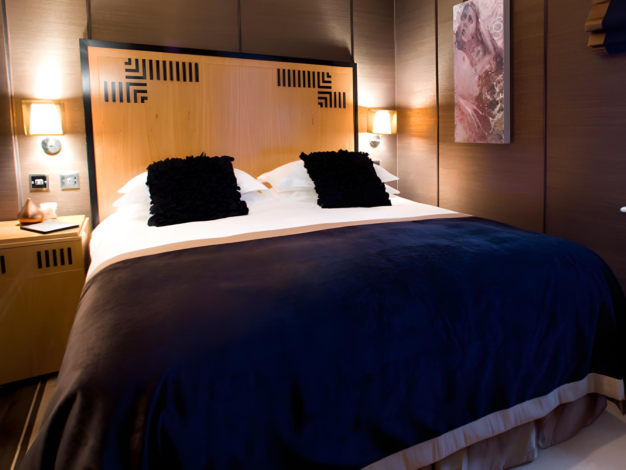 Compact، Karma Sanctum Soho London 3/3