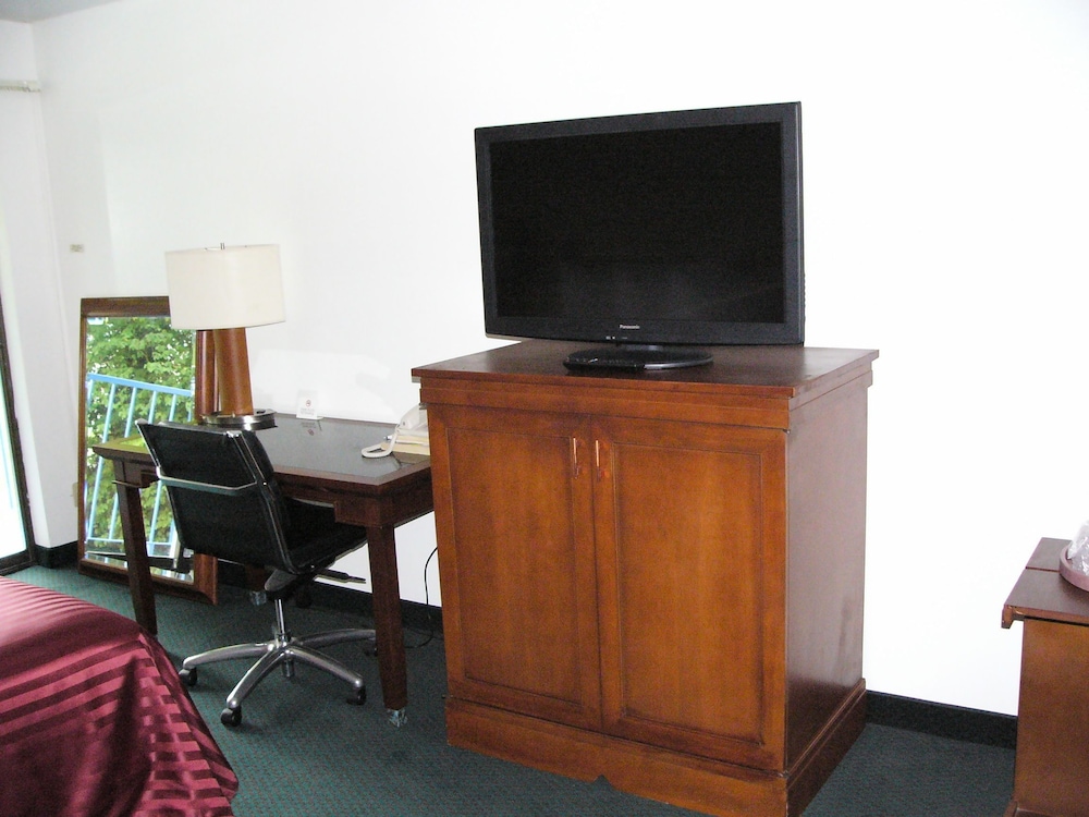 Oyster Bay Inn & Suites 55/70