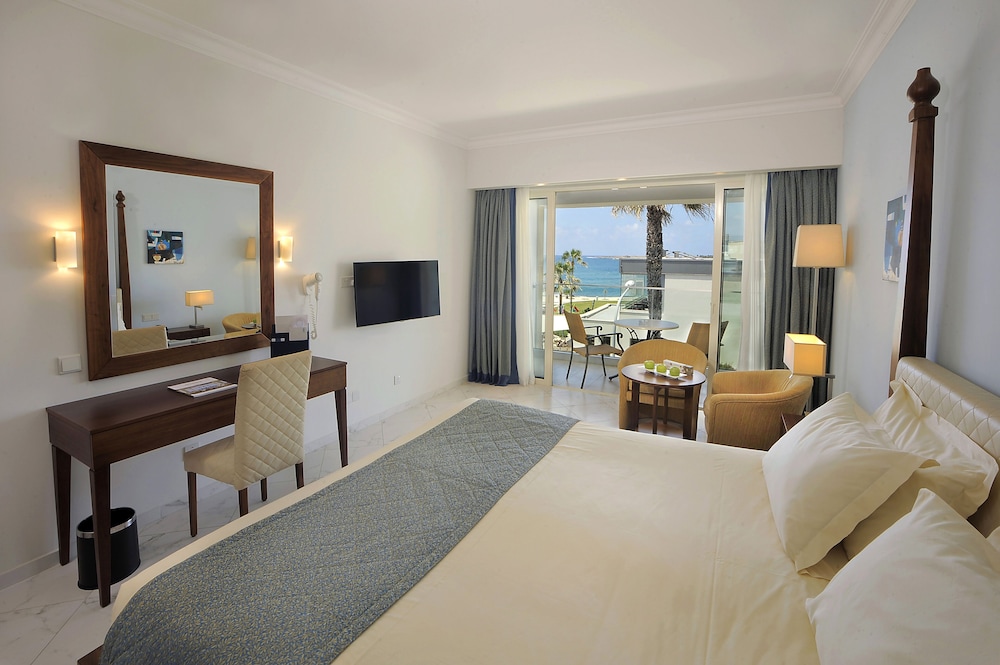SUPERIOR, DOUBLE BED, PARTIAL SEA VIEW