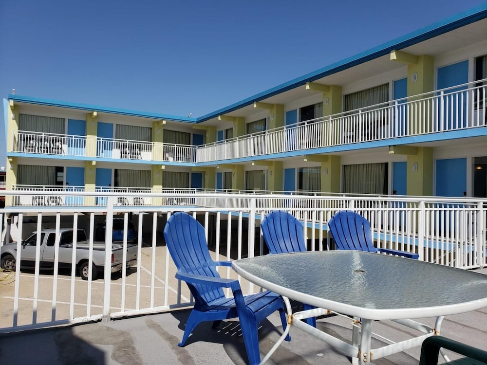 Tropicana Motel 1/40