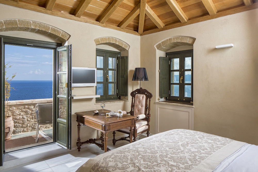 Moni Emvasis Luxury Suites 11/70