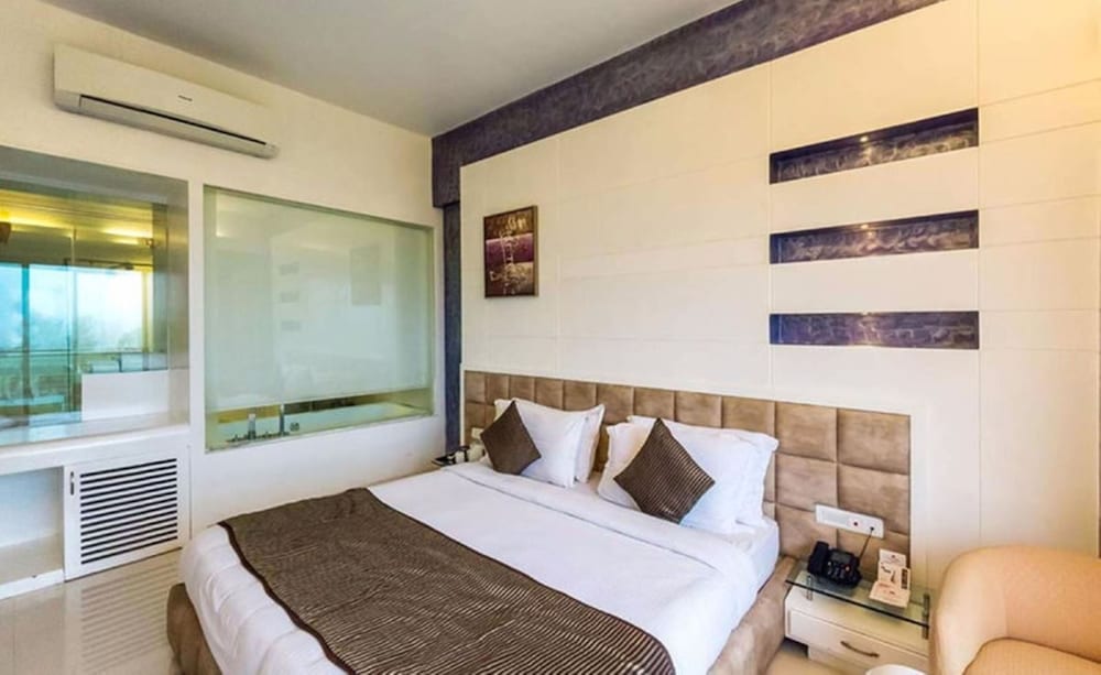 Aakar Lords Inn Saputara 12/40
