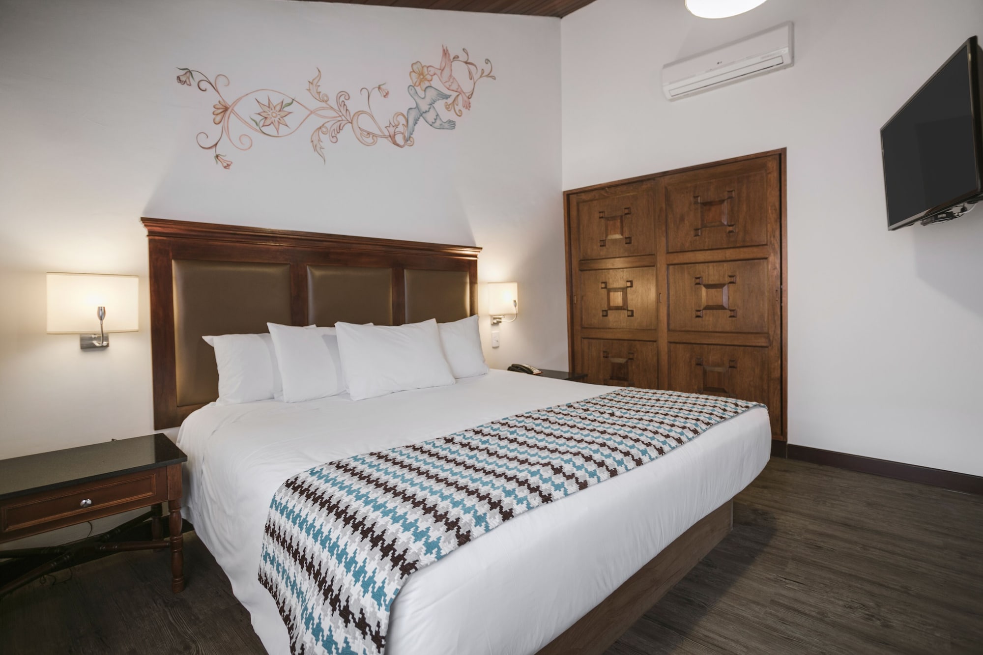 Colonial, King Bed