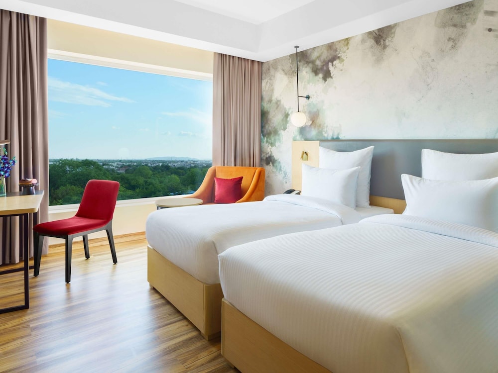 SUPERIOR, TWIN BEDS, POOL SIDE