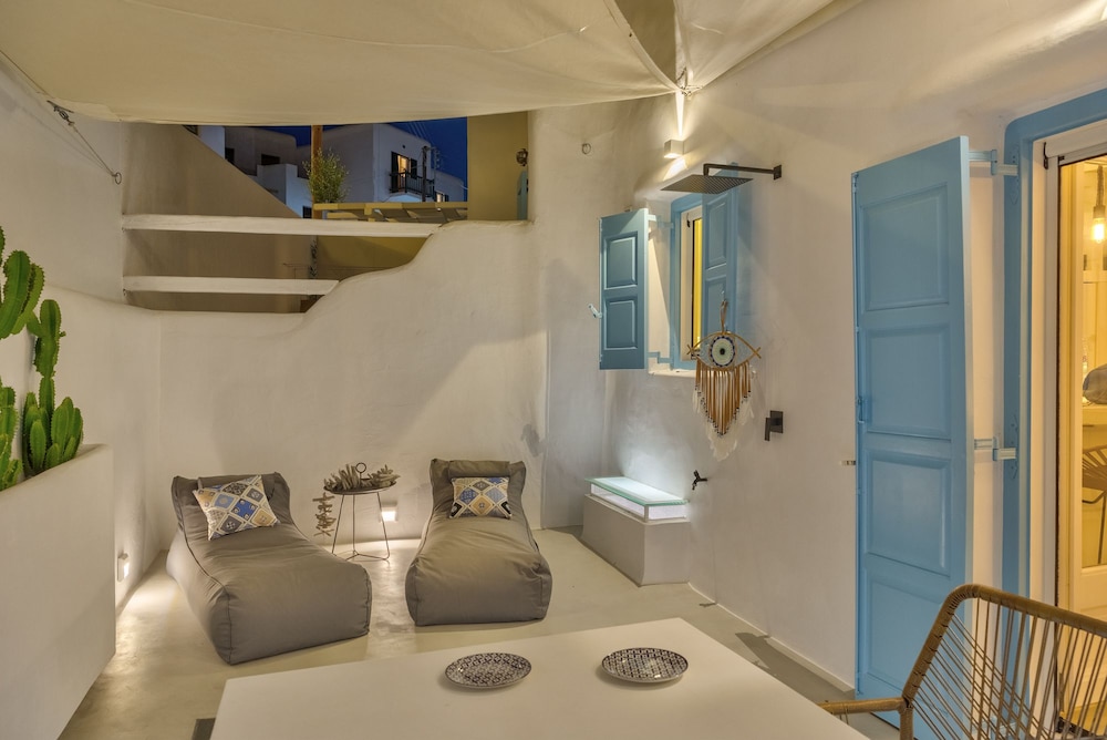 Mykonian Mews 50/50