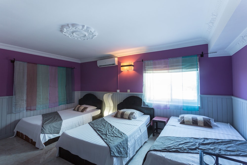 Le Tigre Hotel 9/48