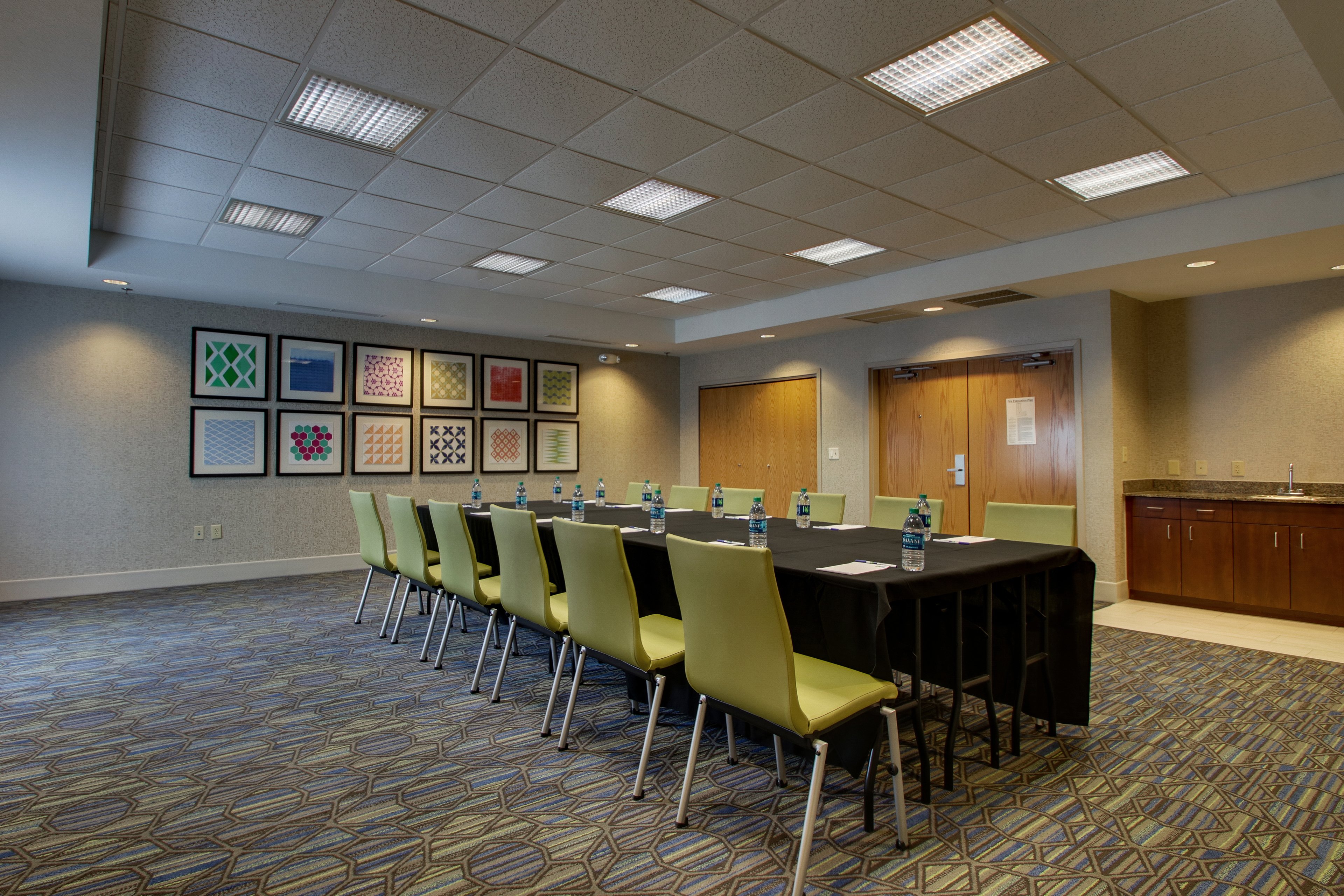 Holiday Inn Express Suites Morris 43/49