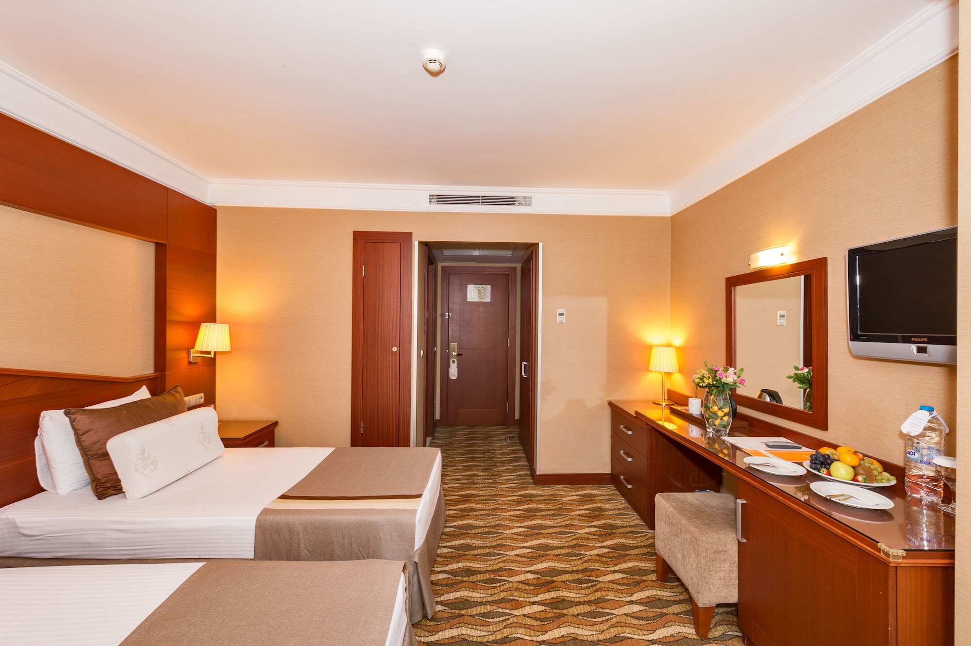 ROOM, DOUBLE OR TWIN BED
