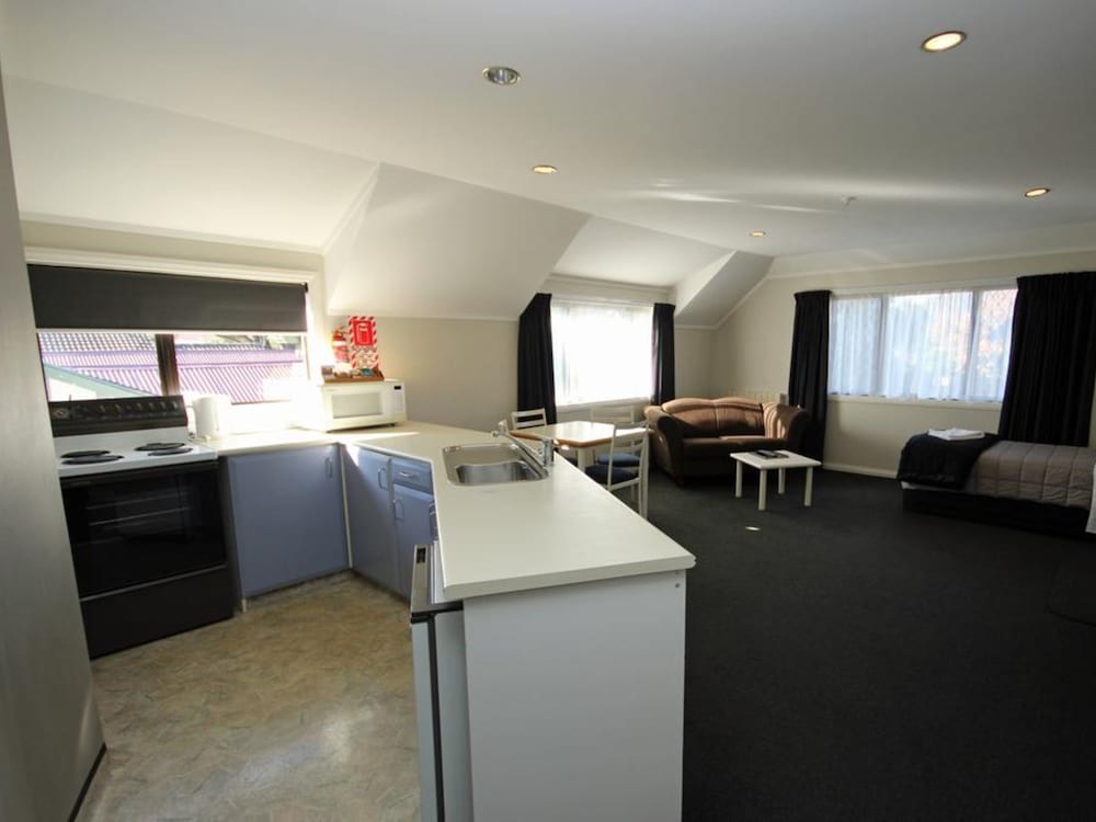 Champers Motor Inn 29/61