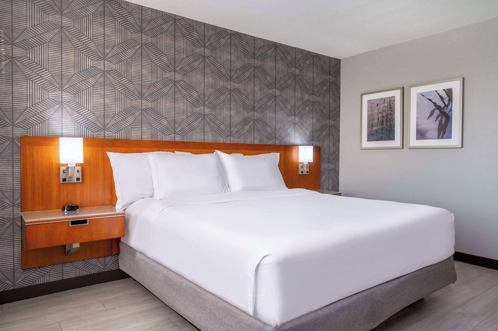 Room, King Bed, West Wing