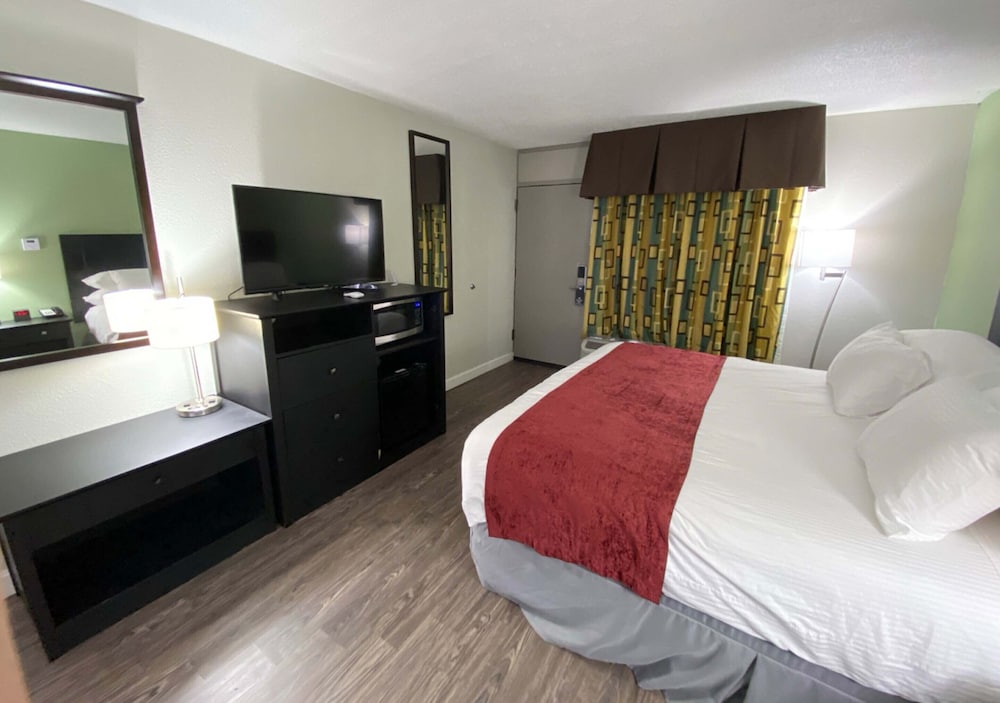 Lx Hotel A Travelodge By Wyndham 28/70