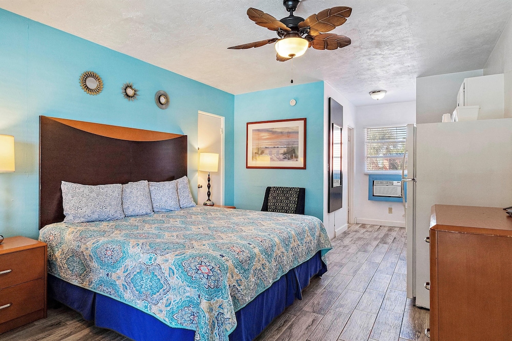 ROOM, SINGLE, KING BED, KITCHENETTE