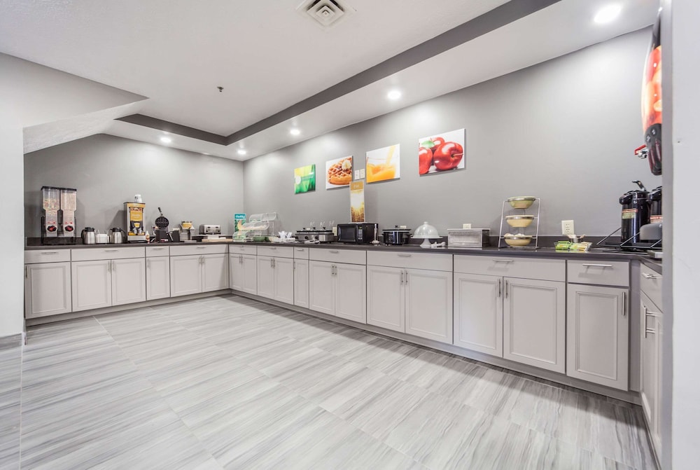 Quality Inn and Suites Omaha NE 8/34